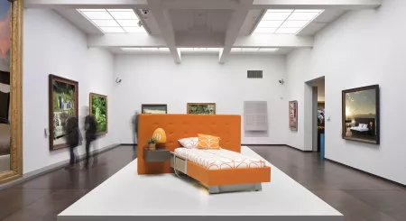 oranje comfortbed in kunstgallerij